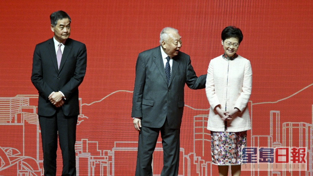 前任行政长官梁振英（左）、董建华（中间）共用坚尼地道办公室。资料图片