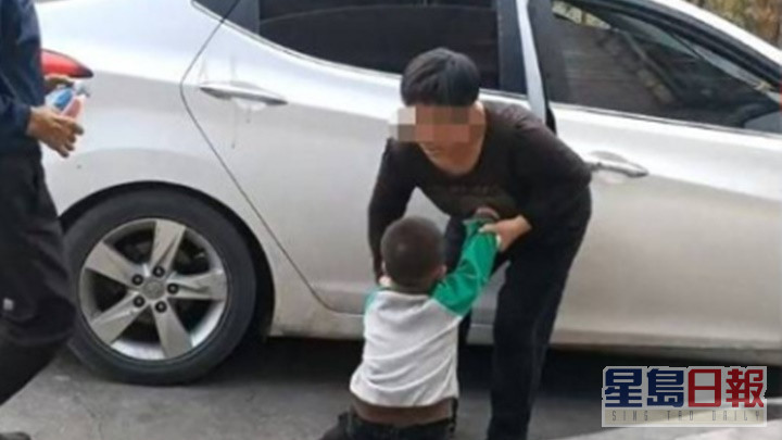 事发时奶奶将孩子拉上车，声称再载他到派出所。网上图片
