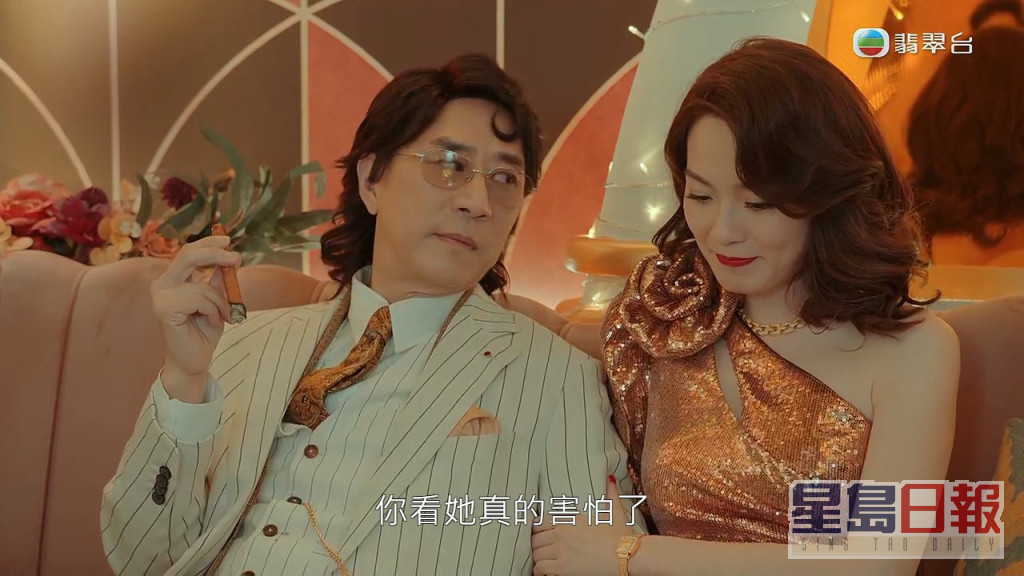 剧情最初讲到陈法蓉饰演的万国城夜总会妈妈生「沙律妈」与蔡洁饰演的皇牌小姐「Monica」正在房间陪富贵律师客人。