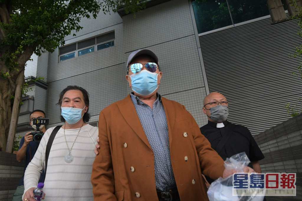 蕭澤頤強調要按照相關規定獲取針紙，圖為涉嫌濫發免針紙被捕的私家醫生戴港盛（啡衣）。資料圖片