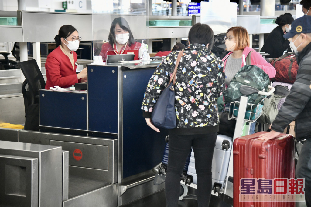 國泰櫃位職員繼續為乘客處理登機。盧江球攝