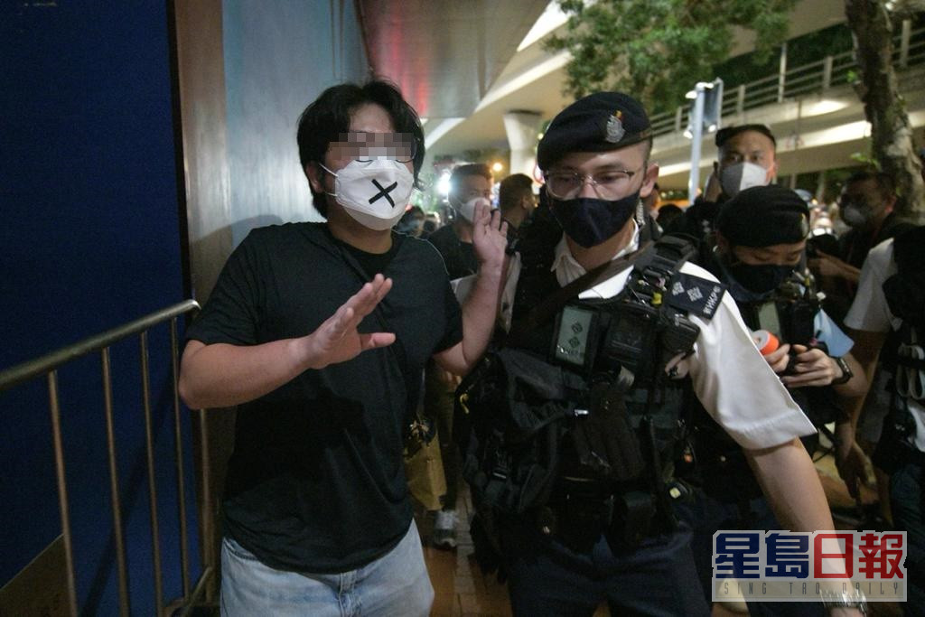 余煒彬被警員押解上警車離開現場後獲釋。