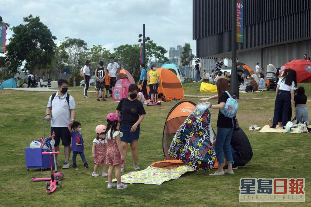 不少市民到西九文化區草地遊玩。