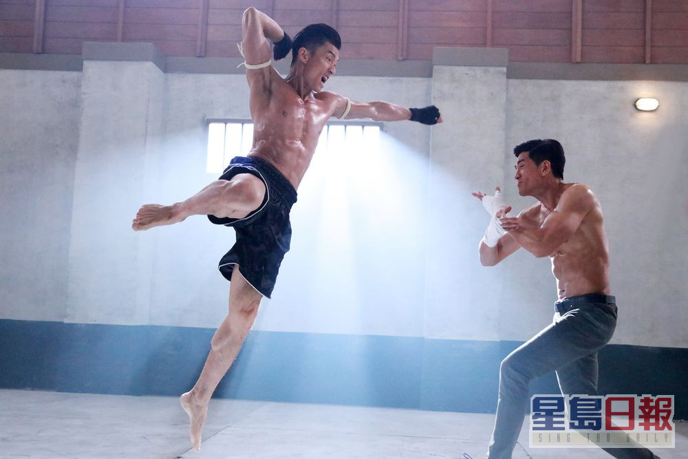 在《铁拳英雄》中，陈山聪赤膊上阵拍高难度打戏。