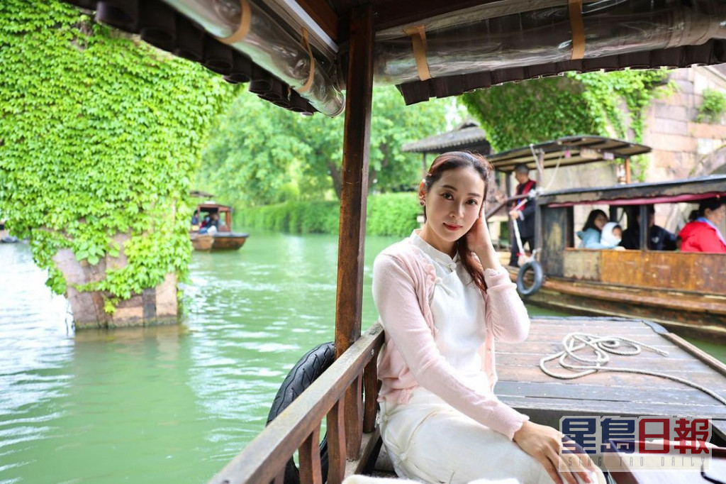 杨卓娜更Book定汉服拍摄，在船上及千年古镇大影特影。