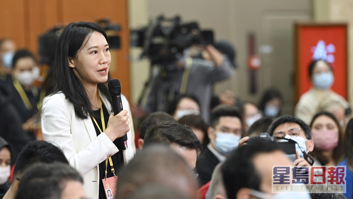 中外传媒记者向孙业礼提出多条问题。新华社图片
