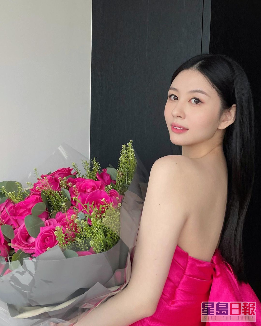 日前沈月於IG上載捧着大束玫瑰的照片，網民都猜測她暗示有男友。  ​