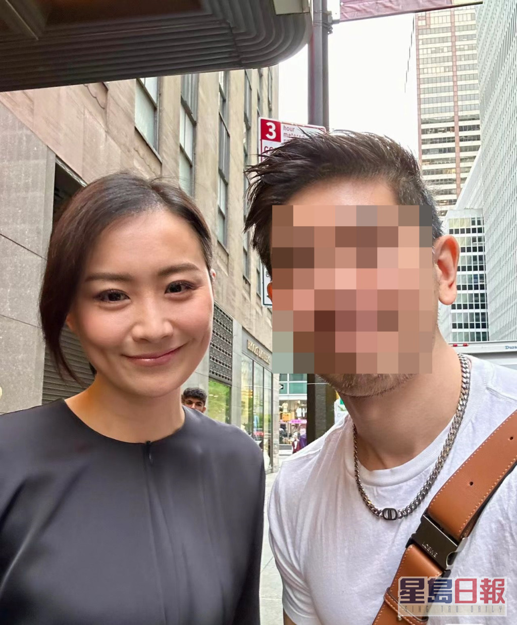 該網民近日貼出與陳法拉的合照，從上一張照片的背景及衣着推測，相信是同一日影。