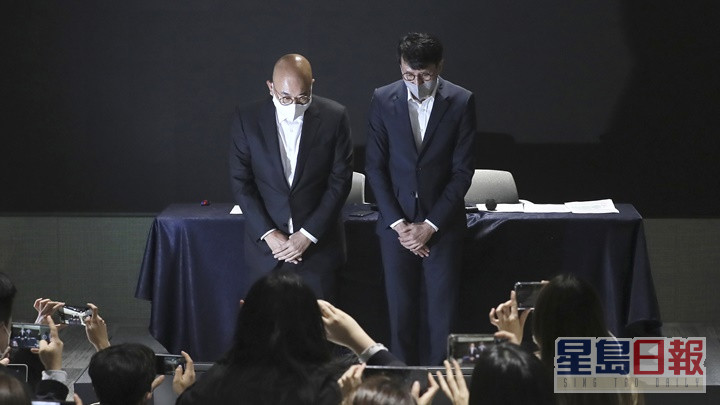 南宫熏(左)与洪银泽(右)在记者会上鞠躬道歉。AP图片