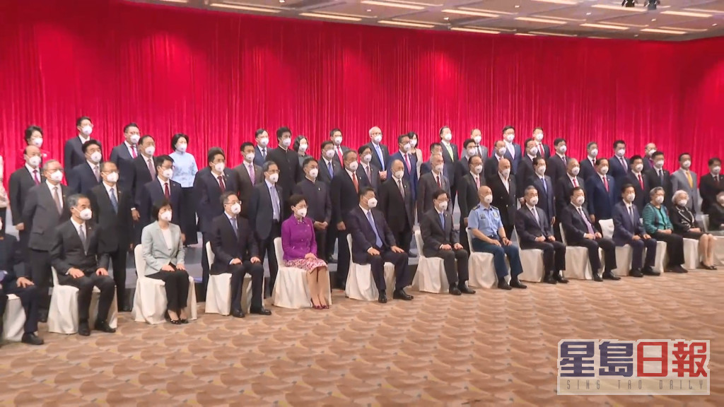 国家主席习近平在会展会见160多名香港各界人士及纪律部队代表。