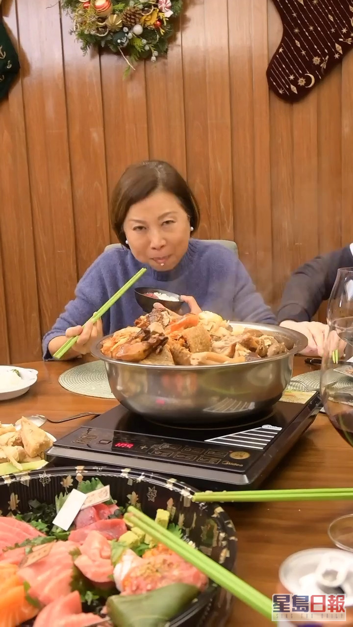 一家人食盆菜過節。