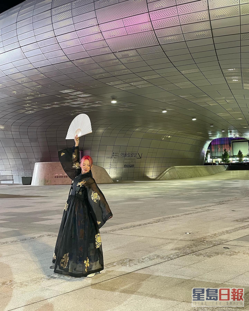 据知孝渊拍照当日其实是受邀参与Kocoweek活动，推广韩国文化。