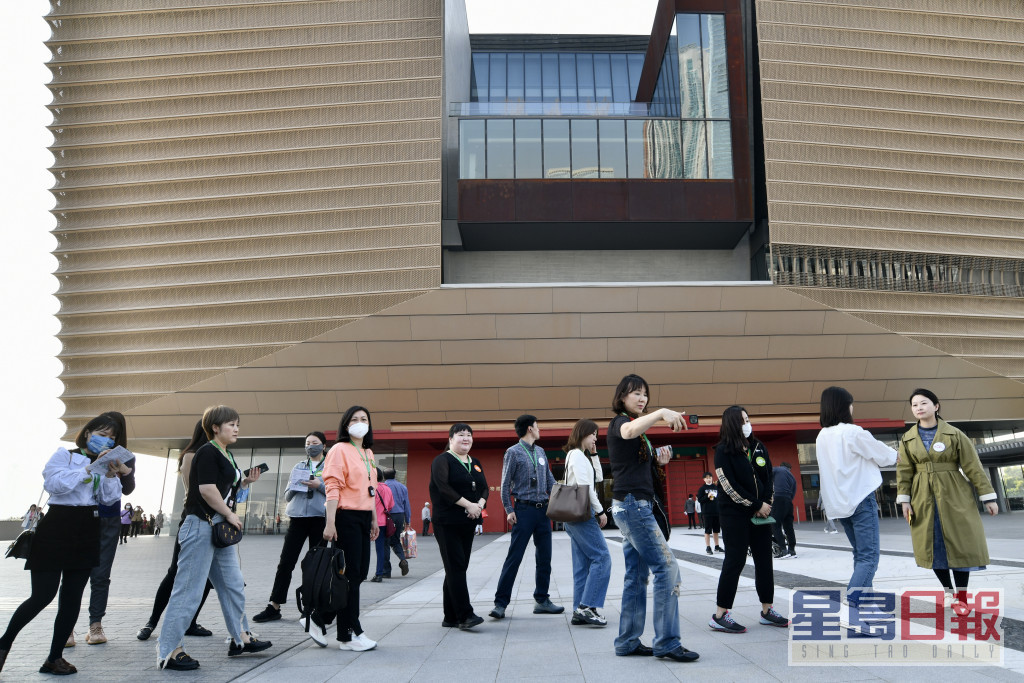 代表团参观香港故宫文化博物馆等景点。卢江球摄