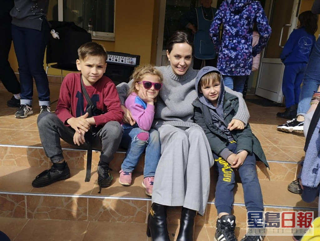 安祖莲娜祖莉突访乌克兰城市利维夫，探访难民和儿童。