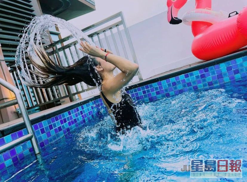 祖兒喺泳池表演揈水髮，網民話似足拍洗頭水廣告。