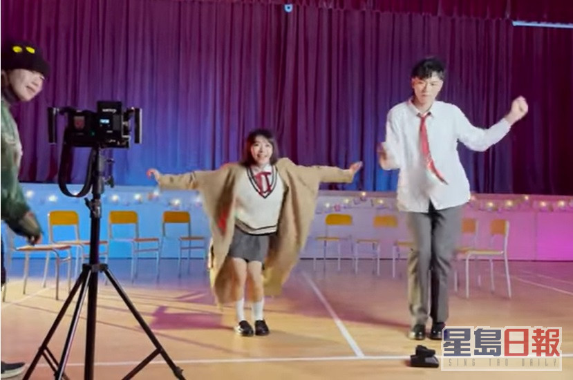 导演忽然叫明祯一齐跳舞，即学即跳好犀利。