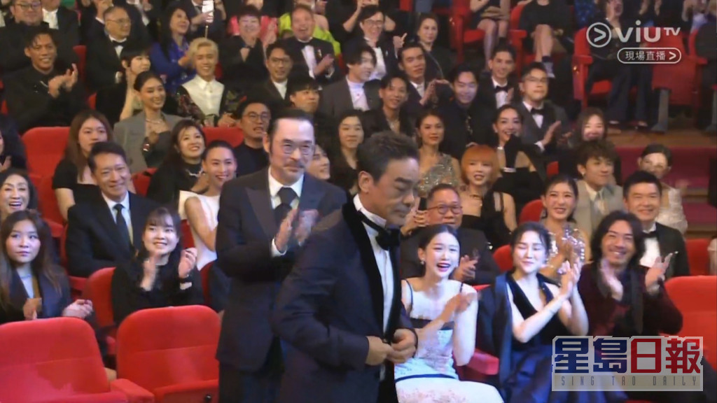 与刘青云合作无间的韦家辉亦站起拍手。