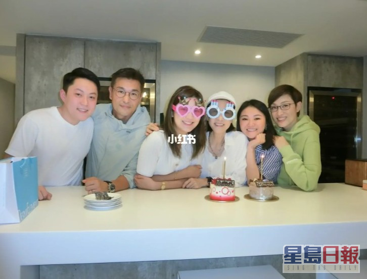 昨日（19日）林漪娸（右三）友人于社交平台上载为她庆生的照片。