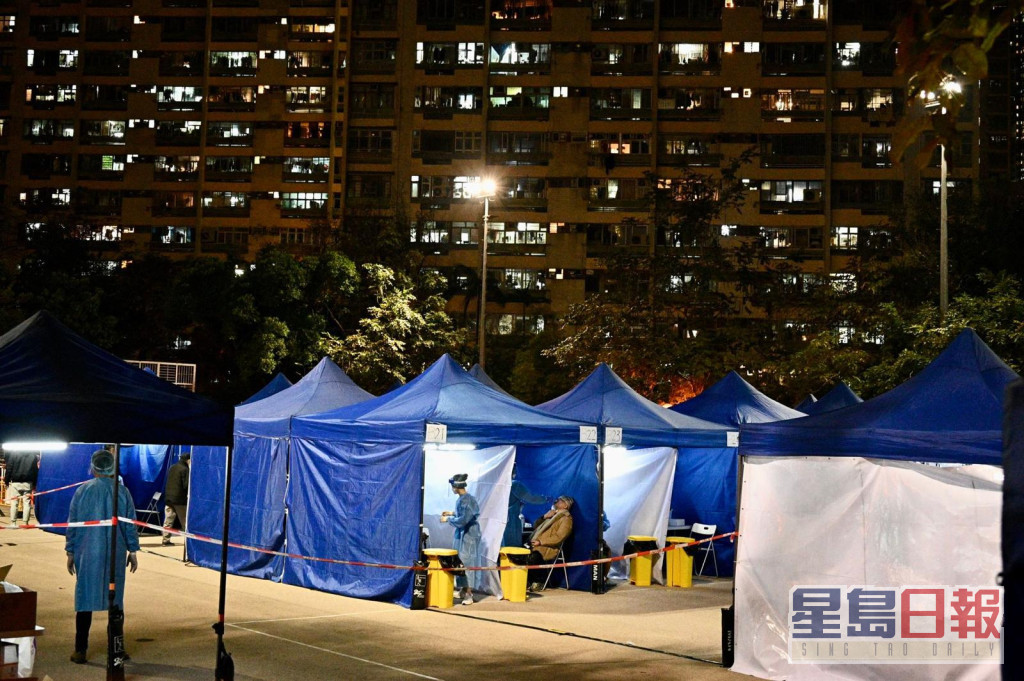 新翠邨居民晚上接受检测。