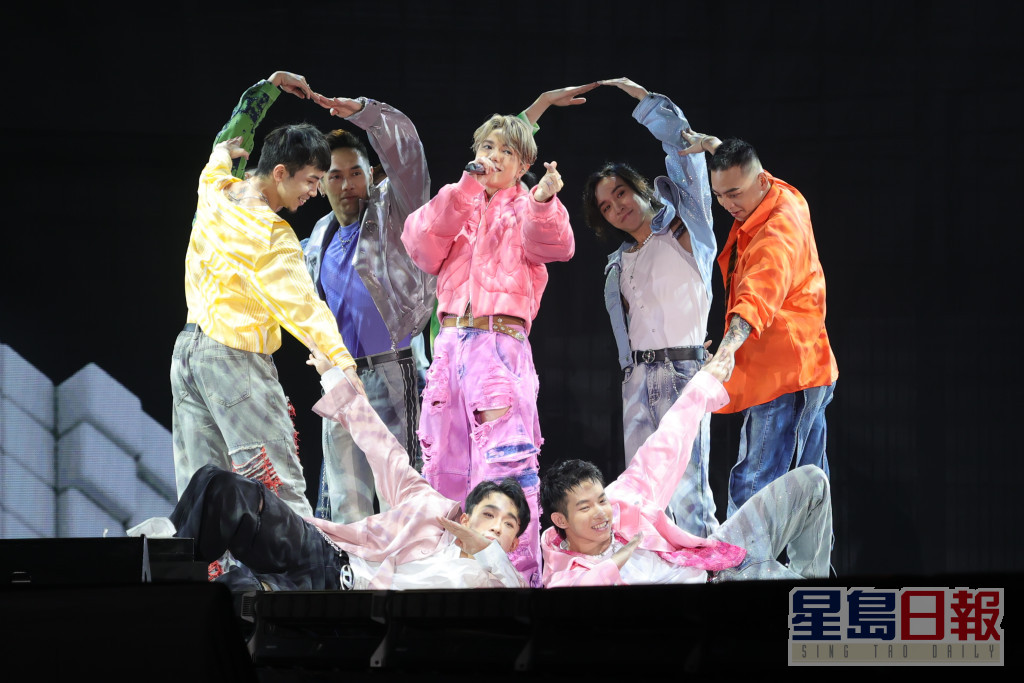 与9位男舞蹈员以男团形式跳唱。