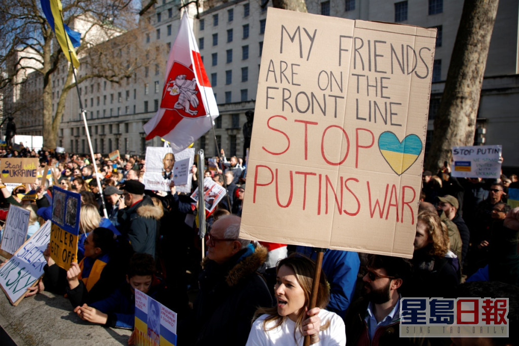 英国有数以百计民众前往俄国驻伦敦大使馆抗议。AP