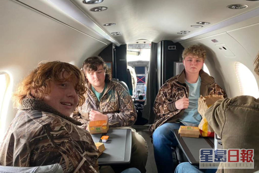 4名年轻人此前在机舱的合照。互联网图片