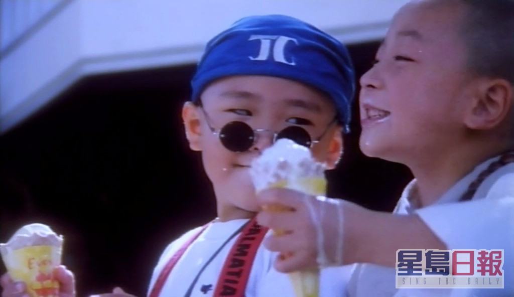 当年只得4岁的郝劭文（左）饰演光头小和尚，其肥嘟嘟、架上戴墨镜的造型，一出场以赢得不少观众笑声。