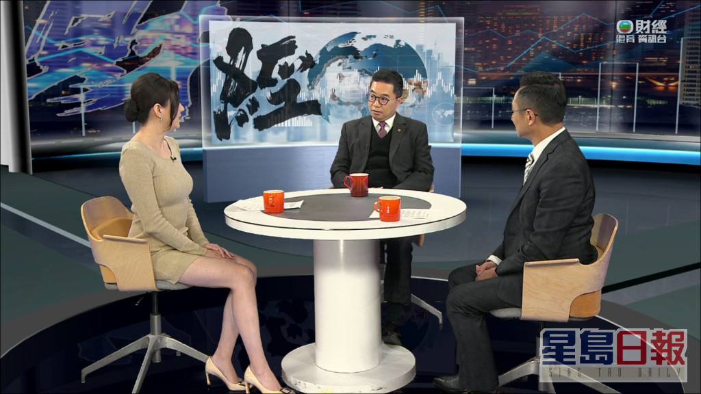 普通話財經主播張晉最近以貼身短裙主持節目《財經演義》引起網民關注。