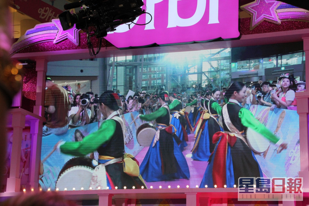 大会安排韩国舞蹈让玛歌等人欣赏。