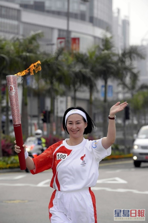 2008年北京奥运何超琼获委任为火炬手传递圣火。