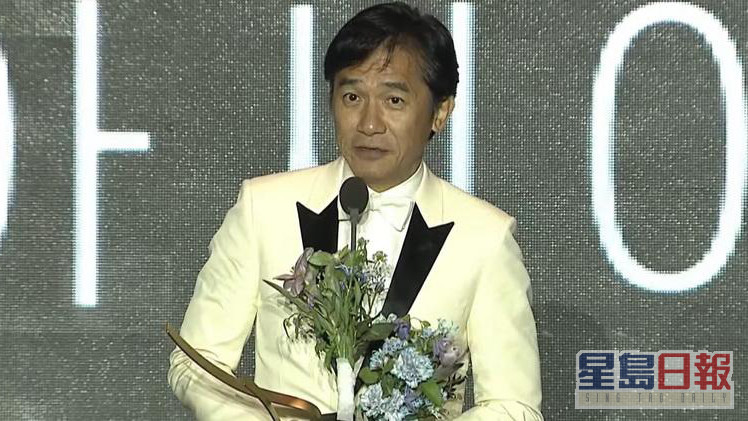 梁朝伟在釜山国际电影节荣获亚洲电影人。 网图