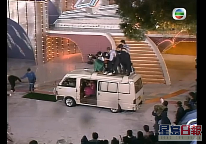 【1987年】当时仍未成为国际影帝的梁朝伟，以牙力拉货van，车上还有20个艺人！最后成功拉到大半个车位，拉到牙骹软。