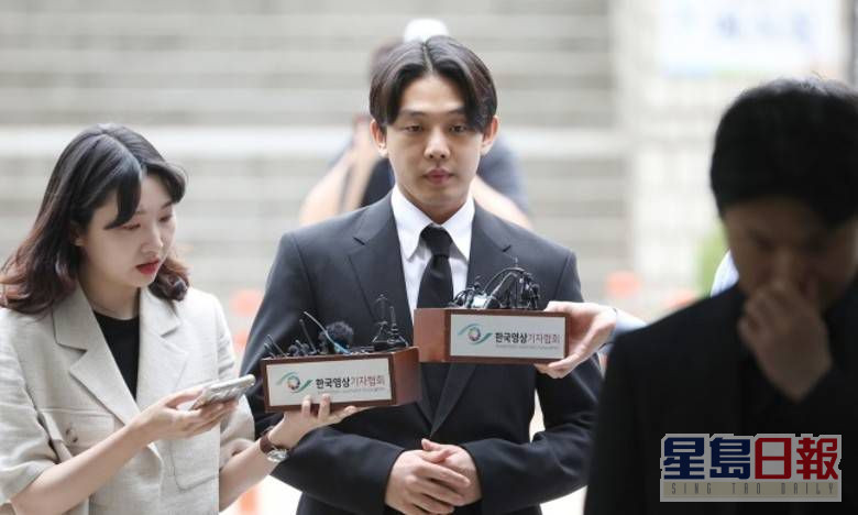 韩国影帝刘亚仁5月24日现身首尔中央地方法院，出席拘留前审讯。