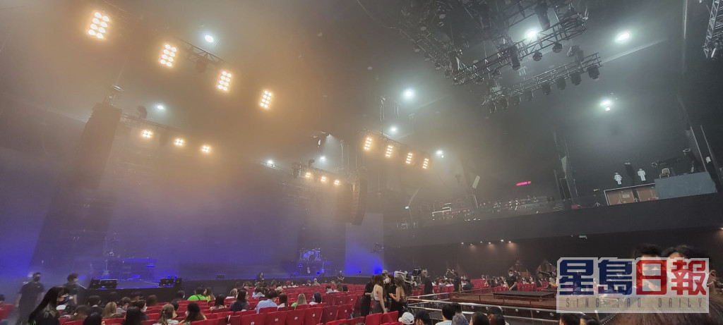 兩側高台是樂隊所在位置，觀眾席中央亦設有小型舞台。