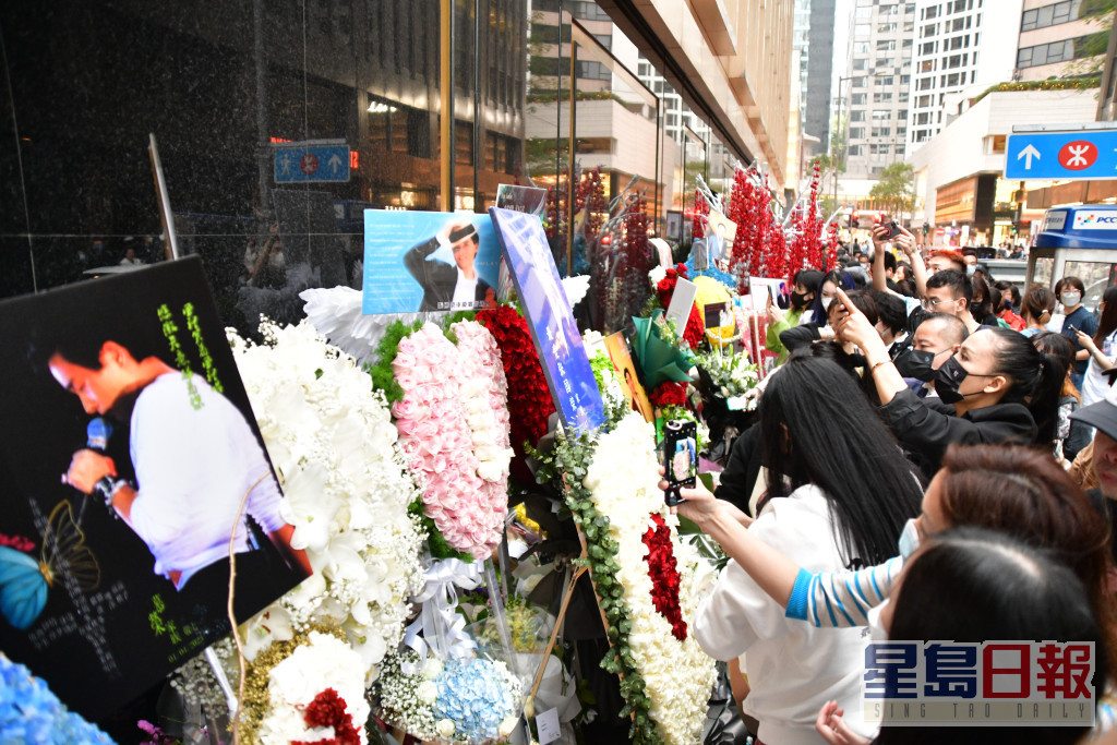 「哥迷」到位于中环的香港文华东方酒店进行悼念。