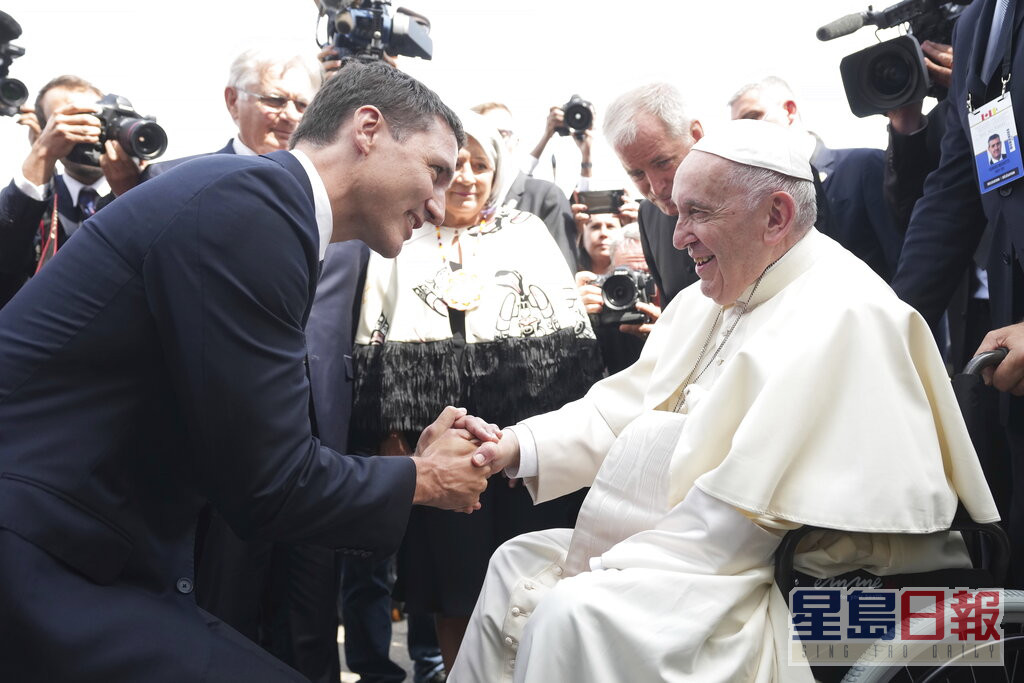 教宗落機時總理杜魯多在場迎接。AP