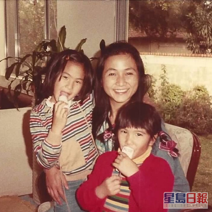 原和珍曾分享童年与妈妈合照。