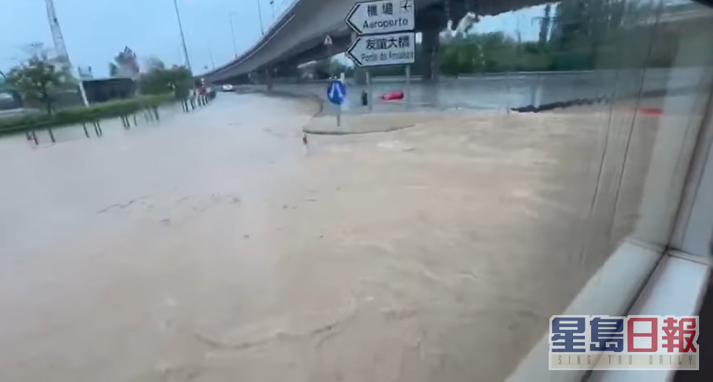 澳门市面马路出现水浸。澳门交通现场网民截图
