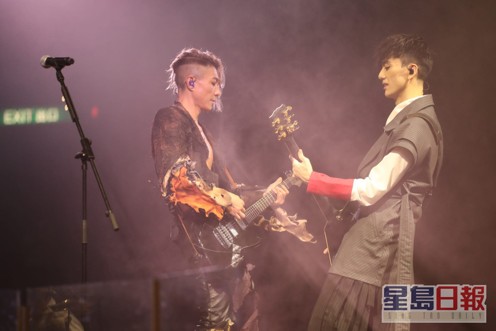 周國賢首登紅館舉行一連三場《Endy Chow Jaugwokyin The End Live in HK Coliseum 2022》演唱會。