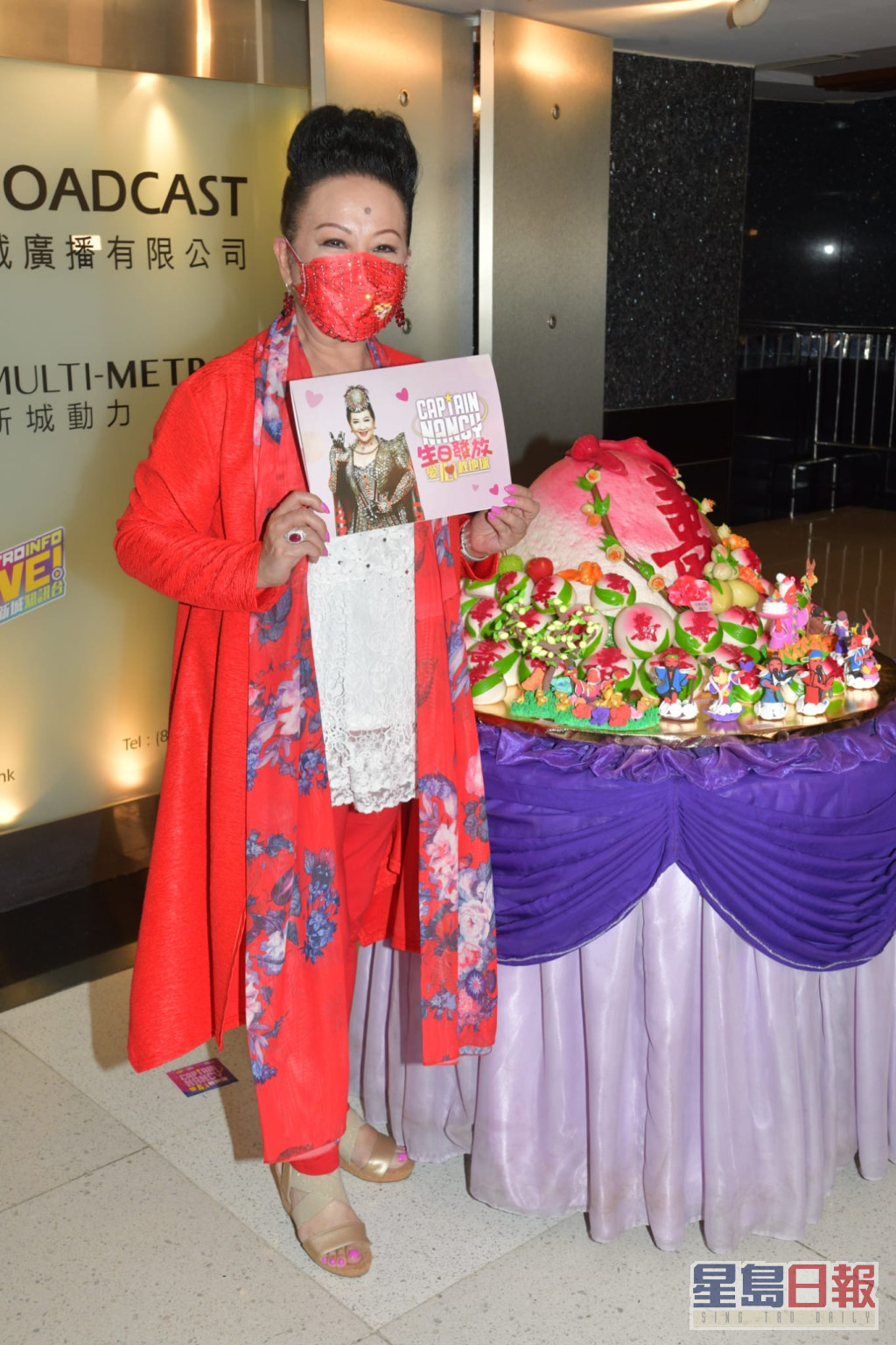 家燕姐獲電台送上巨型壽桃賀生日。