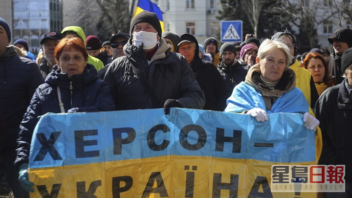 示威民眾高舉烏克蘭國旗，強調赫爾松是烏克蘭一部分。AP圖片