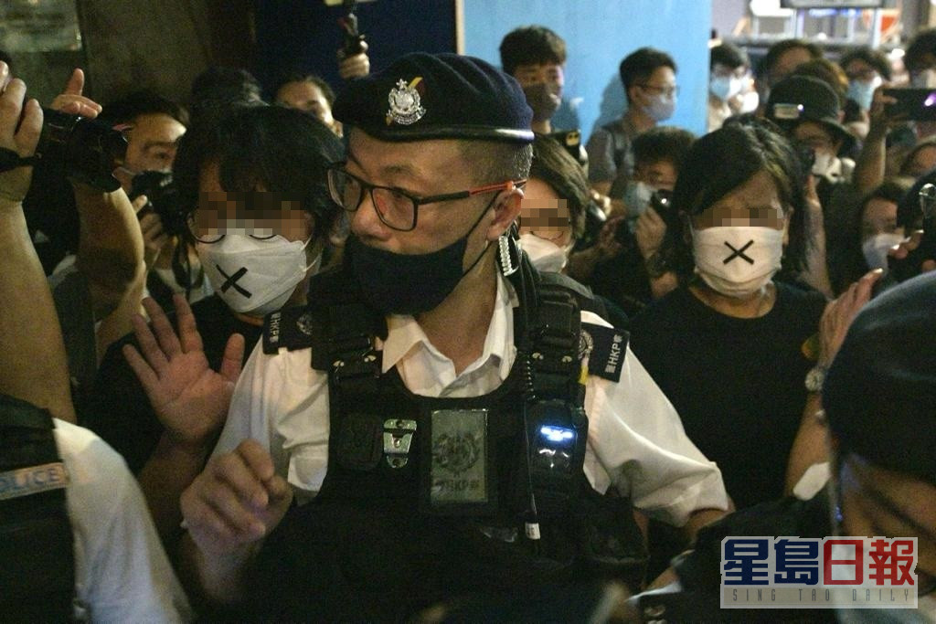 社民连主席陈宝莹等一行三人晚上戴上画有「X」符号的口罩到维园外。