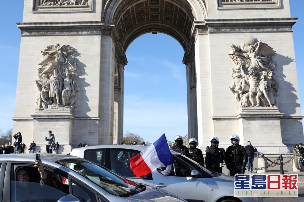 警方在通往巴黎的入口截停至少500辆汽车。AP