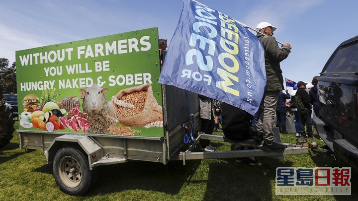 示威农民直指一旦失去农业，人们不单再没有食物与衣服，连酒精也不再有。AP图片