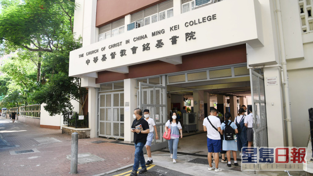 有家长带同子女到中华基督教会铭基书院叩门。