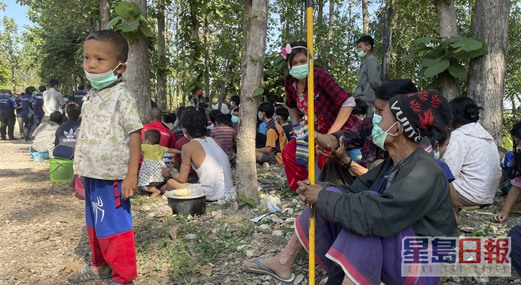 数百人逃到泰国与缅甸接壤的美索镇。AP图片
