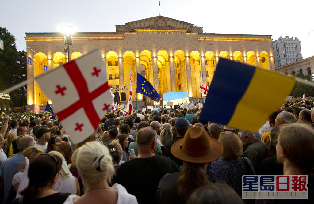 遊行人士揮舞格魯吉亞、烏克蘭及歐盟旗幟。美聯社圖片