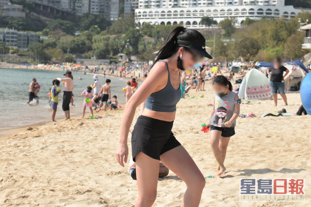 不少香港市民急不及待到沙滩玩乐。