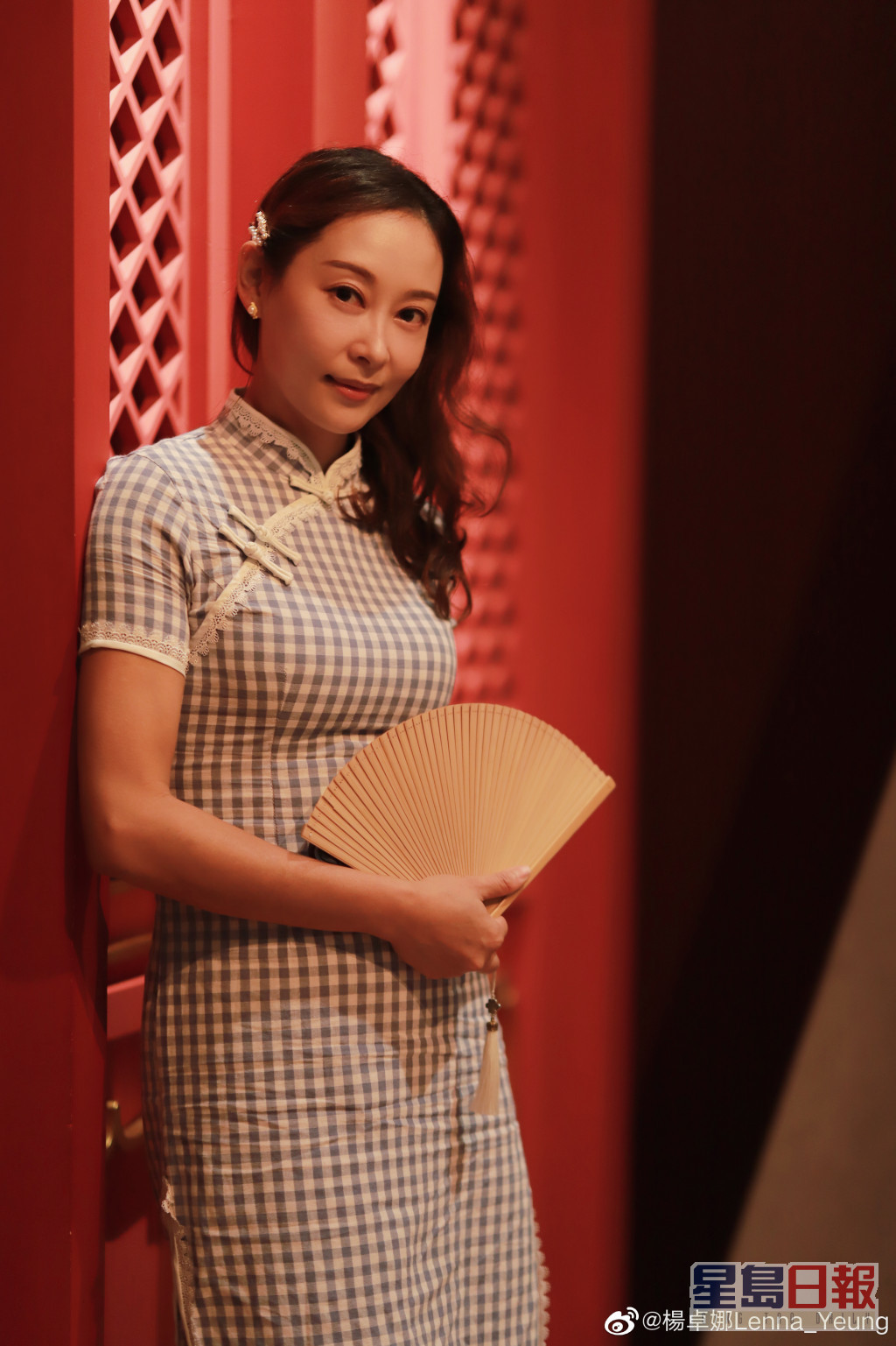 楊卓娜着旗袍行中國風一樣吸引。