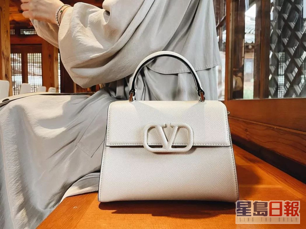孙艺珍上载代言品牌的手袋表示过了开心的一天。